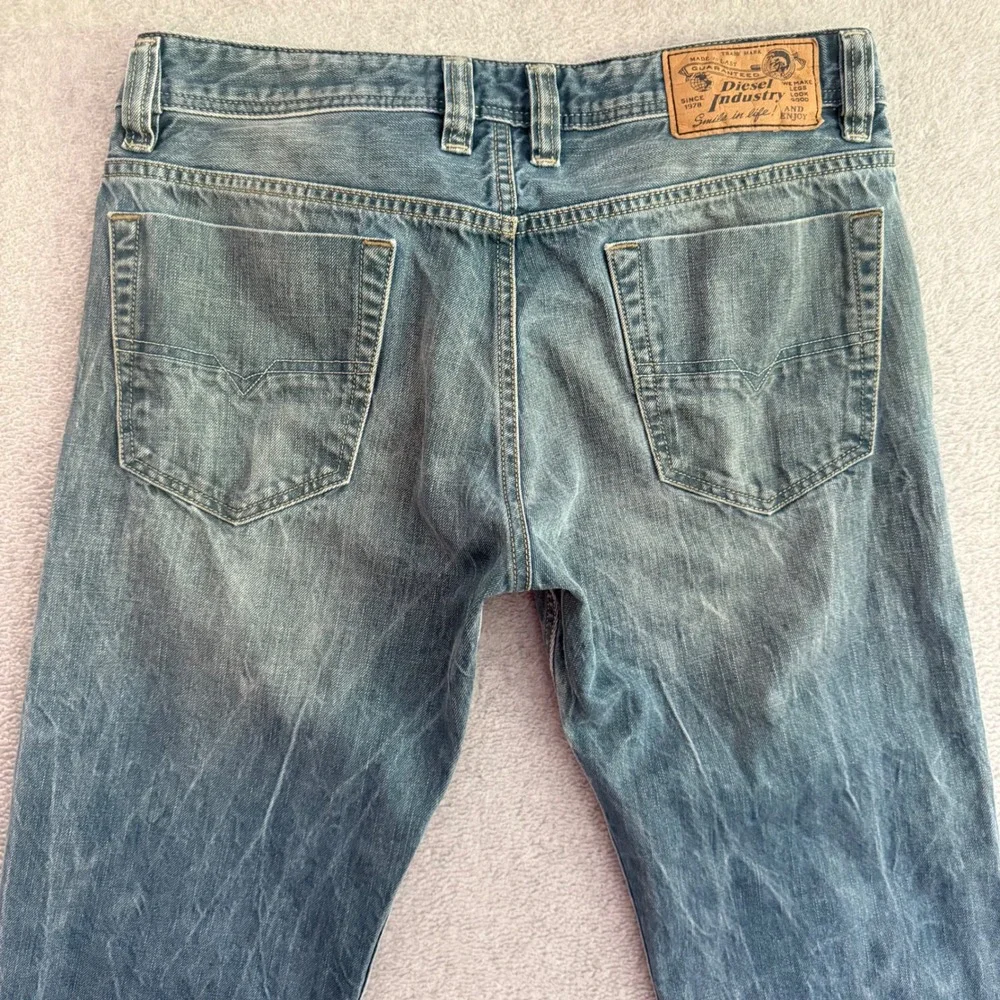 Diesel Viker Mens 31x32 Regular Straight Leg Distressed Light Wash Jeans